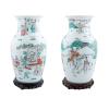 <span class='ref_item'>140 -</span> <span class="object_title">PAREJA DE JARRONES EN PORCELANA POLICROMADA. CHINA. S.XX</span>   <p><span class="technical_description">Pareja de jarrones realizados en porcelana china con motivos vegetales y figurativos. Colocados sobre peana de madera.<br/>Medidas: 39,5cm</span><br></p>