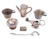<span class='ref_item'>231 -</span> <span class="object_title">LOTE DE 7 PIEZAS EN PLATA 800m/m</span>  <p><span class="technical_description">Lote de 7 piezas realizadas en plata de ley 800m/m: una lámpara de aceite, un abrecartas con forma de sable, una cajita pastillero, dos jarritas, una pequeña cafetera y un azucarero<br/>Peso bruto total: 658gr</span><br></p>
