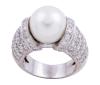 <span class='ref_item'>45 -</span> <span class="object_title">SORTIJA EN ORO 18KT, PERLA CULTIVADA Y DIAMANTES</span>  <p><span class="technical_description">Sortija realizada en oro de 18kt. Perla cultivada central calibrada aprox en 10mm y en hombros bandas de diamantes en talla brillante con peso total aprox 0.40ct<br/>Medida Sortija: 8</span><br>Peso: <span class="PESO_HCES1">14,10</span> <span class="PESOUMED_HCES1">gr.</span><br></p>