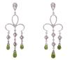 <span class='ref_item'>8 -</span> <span class="object_title">PENDIENTES EN ORO 18KT, PERIDOTOS Y DIAMANTES</span>  <p><span class="technical_description">Pareja de pendientes largos con movimiento realizados en oro de 18kt. Diseño de trébol con tres hileras colgando, todo cuajado de diamantes en talla brillante con peso total aprox 0.60ct y rematados con peridotos en talla perilla<br/>Cierre: Presión<br/>Longitud: 6,5cm</span><br>Peso: <span class="PESO_HCES1">12,20</span> <span class="PESOUMED_HCES1">gr.</span><br></p>
