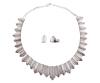 <span class='ref_item'>14 -</span> <span class="object_title">COLLAR EN PLATA DE LEY</span>  <p><span class="technical_description">Collar realizado en plata de ley 925 con contrastes. Formado por eslabones puntiagudos con nervio central situados en degradé. Cadena barbada doble al final con cierre mosquetón. Se acompaña de dos eslabones sueltos<br/>Longitud: 50cm</span><br>Peso: <span class="PESO_HCES1">156</span> <span class="PESOUMED_HCES1">gr.</span><br></p>