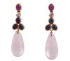 <span class='ref_item'>116 -</span> <span class="object_title">PENDIENTES EN ORO 18KT, ZAFIROS, RUBÍES, DIAMANTES Y CUARZOS ROSAS</span>  <p><span class="technical_description">Pareja de pendientes realizados en oro de 18kt. Parte superior formada por diamamtes en talla brillante con peso total aprox 0.09ct, zafiros en cabujón oval con peso total aprox 1.50ct y rubíes en cabujón oval con peso total aprox 0.40ct. Rematados por dos cuarzos rosas facetados en forma de gota<br/>Cierre: Omega<br/>Longitud: 5cm</span><br>Peso: <span class="PESO_HCES1">13,20</span> <span class="PESOUMED_HCES1">gr.</span><br></p>