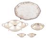 <span class='ref_item'>226 -</span> <span class="object_title">CINCO BANDEJAS Y FUENTES EN PLATA DE LEY</span>  <p><span class="technical_description">Lote de 5 recipientes realizados en plata de ley. Una bandeja circular con patas y contrastes "Agruna". Una fuente de 4 huecos y una pequeña fuente oval con inscripciones "NSHS 1964, Reed & Barton Sterling x820 Tara". Dos cacitos calados con inscripción "Birks Sterling"<br/>Diámetro bandeja grande: 30cm<br/>Peso neto de la plata: 982,1gr</span><br></p>