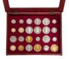 <span class='ref_item'>227 -</span> <span class="object_title">COLECCIÓN DE 24 MONEDAS ESPAÑOLAS EN PLATA DE LEY</span>  <p><span class="technical_description">Colección de 24 monedas realizadas en plata de ley, réplicas de monedas de pesetas españolas de entre 1870 y 1966, con valores nominales entre 20 céntimos y 100 pesetas. 7 de ellas están chapadas en oro. <br/>Con certificado de la Real Fabrica de Moneda y Timbre. <br/>En gran caja roja con cristal y todas las monedas con protector de plástico. Se incluye placa de la caja suelta<br/>Peso neto de las monedas: 544,1gr</span><br></p>