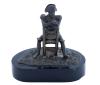 <span class='ref_item'>200 -</span> <span class="object_title">"NAPOLEÓN SENTADO" ESCULTURA EN BRONCE PAVONADO</span>   <p><span class="technical_description">Figura que muestra un Napoleón Bonaparte pensativo, sentado a horcajadas en una silla. Realizada en bronce y colocada sobre una base de piedra negra.<br/>Medidas con base: 11x11x7cm</span><br></p>