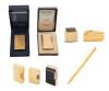 <span class='ref_item'>71 -</span> <span class="object_title">LOTE DE 7 MECHEROS Y UN BOLÍGRAFO CHAPADOS EN ORO</span>  <p><span class="technical_description">Lote formado por 7 mecheros chapados en oro. Dos marca ST Dupont en sus cajas originales con documentación, un Ronson y otras marcas populares: Koel Unicon, Wina, KBL Lido con lacado en negro y Garantie Zunder Nº20, todos de gas salvo uno de gasolina. También un bolígrafo ST Dupont chapado en oro. Señales de uso y necesitan gas</span><br>Peso: <span class="PESO_HCES1">555,90</span> <span class="PESOUMED_HCES1">gr.</span><br></p>