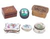 <span class='ref_item'>201 -</span> <span class="object_title">LOTE DE 6 CAJITAS PASTILLERO EN DISTINTOS MATERIALES</span>   <p><span class="technical_description">- Tres cajitas realizadas en porcelana policromadas, dos de ellas con sello en la base (uno de Limoges), y rematadas en metal dorada.<br/>- Cajita en madera con decoración de marquetería.<br/>- Dos en metal repujado, en dorado y metal, una de ellas con decoración a mano en la tapa.</span><br></p>
