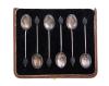 <span class='ref_item'>240 -</span> <span class="object_title">SEIS CUCHARITAS DE CAFÉ EN PLATA DE LEY</span>  <p><span class="technical_description">Seis cucharitas en plata de ley con contrastes, y estuche original. Cada cuchara imita un grano de café en la parte supeior.<br/>Estuche roto.<br/>Peso total: 40gr</span><br></p>