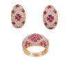 <span class='ref_item'>31 -</span> <span class="object_title">PENDIENTES Y SORTIJA EN ORO 18KT, RUBÍES Y BRILLANTES</span>  <p><span class="technical_description">Conjunto formado por una sortija y una pareja de pendientes realizados en oro de 18kt. Adornados por rubíes en talla redonda con peso total aprox 3ct y bandas cruzadas en blanco con diamantes en talla brillante de peso total aprox 0.50ct<br/>Cierre Pendientes: Omega<br/>Medida Sortija: 17</span><br>Peso: <span class="PESO_HCES1">12,50</span> <span class="PESOUMED_HCES1">gr.</span><br></p>