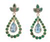 <span class='ref_item'>90 -</span> <span class="object_title">PENDIENTES EN PLATA DE LEY, ESMERALDAS, TOPACIOS Y BRILLANTES</span>  <p><span class="technical_description">Pendientes largos con movimiento realizados en plata de ley chapada en oro. Adornados por esmeraldas en talla redonda y perilla, topacios en talla gota en el centro y en parte superior diamantes en talla brillante<br/>Cierre: Presión<br/>Longitud: 4,7cm<br/>Ref 12597</span><br>Peso: <span class="PESO_HCES1">11,30</span> <span class="PESOUMED_HCES1">gr.</span><br></p>