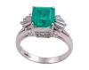 <span class='ref_item'>200 -</span> <span class="object_title">SORTIJA EN PLATINO, ESMERALDA Y DIAMANTES</span>  <p><span class="technical_description">Sortija realizada en platino. Esmeralda central en su talla cuadrada con peso aprox 2.56ct y a los lados diamantes en talla baguette y brillante con peso total aprox 0.06ct<br/>Medida Sortija: 14<br/>Ref 14547</span><br>Peso: <span class="PESO_HCES1">6,90</span> <span class="PESOUMED_HCES1">gr.</span><br></p>
