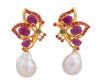 <span class='ref_item'>248 -</span> <span class="object_title">PENDIENTES EN PLATA DE LEY, RUBÍES, ESMERALDAS Y PERLAS</span>  <p><span class="technical_description">Pendientes largos con movimiento realizados en plata de ley chapada en oro. Diseño de mariposas adornadas por rubíes en talla oval y redonda y esmeraldas talla redonda. Rematan perlas cultivadas barrocas<br/>Cierre: Presión<br/>Longitud: 4cm<br/>Ref 12264</span><br>Peso: <span class="PESO_HCES1">13,80</span> <span class="PESOUMED_HCES1">gr.</span><br></p>