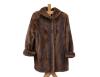<span class='ref_item'>246 -</span> <span class="object_title">ABRIGO LARGO EN PIEL DE VISÓN MARRÓN</span>   <p><span class="technical_description">Cuello de solapa, mangas rectas rematadas en empuñaduras y bolsillos laterales. Cierre de tres enganches y botón superior. Forro interior con etiqueta Alvarez Valls. Talla 38 aprox.</span><br></p>