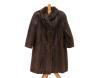 <span class='ref_item'>242 -</span> <span class="object_title">ABRIGO LARGO EN PIEL DE NUTRIA ARGENTINA MARRÓN</span>   <p><span class="technical_description">Cuello de solapa grande, mangas rectas y tres cierres de enganche. Con bolsillos laterales y forro interior en marrón con motivos florales y bolsillo interior.<br/>Talla 42 aprox.</span><br></p>