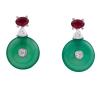 <span class='ref_item'>2 -</span> <span class="object_title">PENDIENTES EN PLATA DE LEY, JADE, RUBÍES NATURALES Y CIRCONITAS</span>  <p><span class="technical_description">Pareja de pendientes realizados en plata de ley. Adornados con rubíes naturales y zafiros blancos montados sobre pieza de jade circular.<br/>Cierre: Presión<br/>Longitud: 2,5cm<br/> </span><br>Peso: <span class="PESO_HCES1">4,80</span> <span class="PESOUMED_HCES1">gr.</span><br></p>