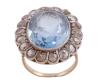 <span class='ref_item'>53 -</span> <span class="object_title">SORTIJA EN ORO BICOLOR DE 18KT, TOPACIO AZUL Y DIAMANTES</span>  <p><span class="technical_description">Sortija realizada en oro macizo bicolor de 18kt, con roseta frontal en vistas de oro blanco y gran topacio oval con peso total aprox (11.40ct) y orla de 18 diamantes en talla brillante antigua con peso total aprox (0.90ct)<br/>Medida sortija: 12</span><br>Peso: <span class="PESO_HCES1">9,40</span> <span class="PESOUMED_HCES1">gr.</span><br></p>