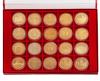 <span class='ref_item'>259 -</span> <span class="object_title">COLECCIÓN DE "CLUB FRANÇAIS DE LA MONNAIE" COMPUESTO POR 20 MONEDAS EN METAL CHAPADO EN ORO DE 24 KT</span>  <p><span class="technical_description">Colección de 20 monedas en metal chapadas en oro de 24kt producidas por el Club Français de la Monnaie, representando los eventos más destacados en distintos paises durante el siglo XX.<br/>Con estuche original. Cada una en portamonedas de metacrilato.<br/>Medidas diámetro: 4,5cm</span><br></p>