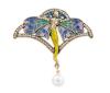<span class='ref_item'>105 -</span> <span class="object_title">BROCHE NINFA ESTILO ART NOUVEAU EN METAL DORADO, ESMALTES, PERLA Y PIEDRAS DE COLOR Y BLANCAS</span>  <p><span class="technical_description">Broche con forma de ninfa con alas realizadas en metal dorado. Decorado con suaves esmaltes, piedras azules en las alas y en los contornos piedras blancas. Remata una perla colgante de imitación, calibrada aprox. 9,7mm.<br/>Cierre: aguja<br/>Medidas: 6x5,5cm</span><br>Peso: <span class="PESO_HCES1">15,80</span> <span class="PESOUMED_HCES1">gr.</span><br></p>