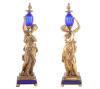 <span class='ref_item'>90 -</span> <span class="description">PAREJA DE BRONCES DORADOS DE FIGURAS CLÁSICAS, ESTILO IMPERIO </span>  <p><span class="description">Pareja de figuras clásicas realizadas en bronce dorado repujado con aplicaciones de vidrio soplado en color azul representando pequeñas tinajas, colocadas sobre una base cuadrada. Ambas figuras con drapeados y rostros detalladamente repujados. Medidas: 60x15x11cm Peso de ambas figuras: 17.76kg</span></p>