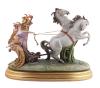 <span class='ref_item'>147 -</span> <span class="object_title">FIGURA EN PORCELANA DE CAPIDOMONTE REPRESENTANDO UNA AURIGA EN UN CARRO DE CABALLOS</span>   <p><span class="technical_description">Figura realizada en porcelana policromada de capodimonte representando una auriga vetida con una túnica púrpura tirada por un carro de dos caballos. Con sello en el reverso de fábrica y firma Amerli.<br/>Sobre base de madera dorada.<br/>Medidas: 46x55x30cm aprox. </span><br></p>