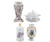 <span class='ref_item'>186 -</span> <span class="object_title">LOTE DE CUATRO PIEZAS EN PORCELANA EUROPEA</span>   <p><span class="technical_description">Un jarrón con sello portugués Pereira, Un jarrón pintado a mano con sello alemán de Bavaria, un jarrón con tapa con sello español y una sopera con sobre plato de porcelana francesa sello Limoges.<br/> </span><br></p>