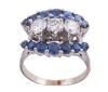 <span class='ref_item'>85 -</span> <span class="object_title">SORTIJA EN ORO DE 14 KT. CON ZAFIROS Y DIAMANTES</span>  <p><span class="technical_description">Sortija realizada en oro de 14 kt, con frontal adornado por tres diamantes centrales en talla brillante con peso total aprox(0.85 ct) y a los lados dos bandas de zafiros en tallas redondas con peso total aprox (0.30 ct)<br/>Medida sortija:13<br/>Ref: 75R542<br/>Peso: 7gr <br/> </span><br></p>