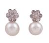 <span class='ref_item'>226 -</span> <span class="object_title">PENDIENTES EN ORO DE 18 KT, DIAMANTES Y PERLAS  CULTIVADAS  AUSTRALIANAS</span>  <p><span class="technical_description">Pareja de pendientes realizados en oro de 18 kt. con diseño de TU Y YO, formados por parte superior con forma de flor adornada por diamantes en talla brillante y peso total aprox. (0.55 CT) <br/>Y en la parte inferior perlas cultivadas Australianas calibradas aprox (10mm).<br/>Cierre: omega<br/>Ref: 35E12A1<br/>Peso: 6,80 gr </span><br></p>
