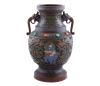 <span class='ref_item'>144 -</span> <span class="object_title">JARRÓN EN BRONCE Y ESMALTE CLOISONNÉ.</span>   <p><span class="technical_description">Jarrón chino antiguo (época Qing) realizado en bronce con la técnica de esmalte cloisonné, que utiliza hilos metálicos para separar colores de esmalte sobre una base de bronce, y adornado por ocho gemas naturales en cabujones de ágata color naranja y turquesa. Presenta decoraciones de dragones en las asas. Sello de procedencia y época en el interior de la base del jarrón.</span><br></p>