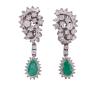 <span class='ref_item'>221 -</span> <span class="object_title">PENDIENTES LARGOS EN ORO DE 18 KT. CON ESMERALDAS Y DIAMANTES</span>  <p><span class="technical_description">Pareja de pendientes de dos cuerpos realizados en oro de 18 kt. La parte superior con forma ovalada cuajada de diamantes en talla brillante y en pendetif esmeraldas en talla perilla con peso total aprox (2 ct) con carril y orla adornada también de diamantes en talla brillante.<br/>Peso total aprox de todos los diamantes: (5 ct)<br/>Cierre: Omega<br/>Longitud: 3,50cm</span><br>Peso: <span class="PESO_HCES1">15</span> <span class="PESOUMED_HCES1">gr.</span><br></p>