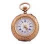 <span class='ref_item'>110 -</span> <span class="object_title">RELOJ LEPIN DE COLGAR EN ORO DE 18 KT. SISTEMA REMONTOIR</span>  <p><span class="technical_description">Reloj Lepin de colgar realizado en oro de 18 kt. Con contraste de oro. Esfera blanca de 20 mm con números romanos y agujas también de oro y dos pequeños diamantes en talla rosa.<br/>Sistema remontoir. En estado de marcha.<br/>Ref: 1.35.2263<br/>Peso total: 20,10 gr</span><br></p>