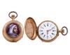 <span class='ref_item'>114 -</span> <span class="object_title">RELOJ DE COLGAR EN ORO DE 18 KT. DE TRES TAPAS, ESMALTE REPRESENTADO BEDUINO EN TAPA CENTRAL.SISTEMA REMONTOIR</span>  <p><span class="technical_description">Reloj de colgar realizado en oro de 18 kt. de tres tapas Con contraste del oro. Con gran esmalte representando beduino de la época en la tapa central. Diez rubíes , esfera de 25 mm, con números romanos.<br/>Sistema remontoir , en estado de marcha. Le falta cristal.<br/>Se adjunta pequeña funda de piel.<br/>Ref: 1.35.2262<br/>Peso total: 17,90 gr <br/> </span><br></p>