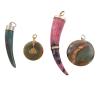 <span class='ref_item'>8 -</span> <span class="object_title">LOTE DE CUATRO COLGANTES DE CUARZO UNO DE ELLOS DE RODONITA Y ASA Y ADORNOS EN METAL DORADO</span>  <p><span class="technical_description">Lote compuesto por cuatro colgantes dos de ellos con forma circular y los otros dos con forma de cuerno o colmillo . Los dos circulares y uno de los cuernos están realizados en cuarzos, el cuarto esta realizado en rodonita. Todos llevan asa para colgar y adornos en metal dorado<br/>Peso total: 41,7 gr</span><br></p>
