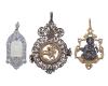 <span class='ref_item'>73 -</span> <span class="object_title">TRES MEDALLAS GRANDES EN PLATA  BAJA CON PARTES DORADAS, UNA CON IMAGEN DE CABALLERO, OTRA  IMAGEN DE VIRGEN Y LA TERCERA CON IMAGEN DE VIRGEN EN NACAR</span>  <p><span class="technical_description">Lote compuesto por tres medallas grandes realizadas en plata baja con partes doradas, una de ellas con imagen de caballero y trabajo antiguo de filigrana, otra con imagen de Virgen y contorno calado y una tercera con imagen de Virgen en nácar con marco de filigrana y adorno de piedras blancas<br/>Medidas: 7 x 5 cm,  6 x 3,5 cm y 5,5 x 2,5 cm<br/>Peso total: 32 gr </span><br></p>