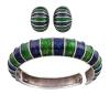 <span class='ref_item'>33 -</span> <span class="object_title">CONJUNTO DE BRAZALETE Y PENDIENTES EN PLATA DE LEY 925 Y ESMALTES</span>  <p><span class="technical_description">Lote formado por conjunto de brazalete y pareja de pendientes realizados en plata de ley 925 mm y adornados con franjas de esmaltes azules y verdes<br/>Cierre pendientes : Omega<br/>Peso total: 68.6 gr<br/> </span><br></p>