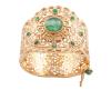<span class='ref_item'>25 -</span> <span class="object_title">BRAZALETE EN ORO DE 18 KT. REPUJADO Y CALADO,CON ESMERALDAS</span>  <p><span class="technical_description">Brazalete de gran tamaño con adornos repujados y calados de estilo Árabe en todo el doble cuerpo unido por bisagra y esmeraldas en cabujón redondo una más grande en el centro y ocho rodeándola, otra en el remate del pasador de cierre, engastadas en bisel con peso total aprox. 6ct.<br/>Cierre de pasador y cadena de seguridad<br/>Peso: 91,6 gr</span><br></p>