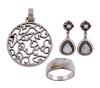 <span class='ref_item'>217 -</span> <span class="object_title">LOTE DE TRES JOYAS "TOUS" COLGANTE, PENDIENTES Y SORTIJA, EN PLATA 925</span>  <p><span class="technical_description">Lote compuesto por tres joyas "TOUS",realizados en plata 925, colgante calado circular con osos de Tous, pareja de pendientes colgantes con placas de nácar y cierre de presión y sortija con placa de nácar central. Medida sortija: 13<br/>Peso total: 24 gr</span><br></p>