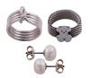 <span class='ref_item'>210 -</span> <span class="object_title">LOTE DE PENDIENTES CON PERLAS CULTIVADAS  Y SORTIJA DE " TOUS" Y SORTIJA CON NUDO EN PLATA 925</span>  <p><span class="technical_description">Lote compuesto por pareja de pendientes y sortija "Tous" y sortija con nudo realizados en plata 925. Los pendientes con perlas cultivadas en blanco aplanadas, con presiones grabadas con el oso de "Tous", la sortija flexible con el oso de "Tous" en el centro y medida 12. La segunda sortija con nudo central y cuerpo gallonado, medida:12<br/>Peso total: 15,8 gr </span><br></p>