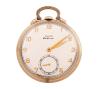 <span class='ref_item'>79 -</span> <span class="object_title">RELOJ " ELGIN DE LUXE" DE BOLSILLO, CHAPADO EN ORO.SISTEMA REMONTOIR</span>  <p><span class="technical_description">Reloj de bolsillo " LEGIN " modelo DE LUXE , Chapado en oro. Esfera en color claro con número arábigos y segundero a las seis, agujas doradas. Medida esfera aprox 40mm, parte posterior presenta grabación de varias iniciales entrelazadas: R B A C, asa decorada.<br/>Sistema remontoir , en estado de marcha.<br/>Peso total: 47 gr</span><br></p>