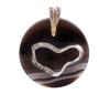 <span class='ref_item'>76 -</span> <span class="object_title">COLGANTE SOBRE ÁGATA BANDEADA CON DETALLE DE CORAZÓN Y ASA EN ORO BICOLOR DE 14 KT Y DIAMANTES</span>  <p><span class="technical_description">Colgante sobre ágata bandeada de forma circular con detalle de corazón irregular en el centro y asa para colgar realizados en oro bicolor de 14 kt. adornados por pequeños diamantes en talla brillante. Medida: 3 cm <br/> </span><br>Peso: <span class="PESO_HCES1">13,30</span> <span class="PESOUMED_HCES1">gr.</span><br></p>