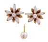 <span class='ref_item'>113 -</span> <span class="object_title">CONJUNTO DE PENDIENTES Y COLGANTE EN ORO DE 18 KT. CON PERLAS Y DIAMANTE</span>  <p><span class="technical_description">Lote compuesto por pareja de pendientes y colgante realizados en oro de 18 kt. Los pendientes con forma de flor , perla cultivada esférica en el centro y como pétalos perlas alargadas. El colgante con una perla esférica central calibrada aprox ( 7 mm ) y un pequeño diamante en talla brillante en su centro, asa para colgar .Pendientes cierre: Presión <br/> </span><br>Peso: <span class="PESO_HCES1">4,20</span> <span class="PESOUMED_HCES1">gr.</span><br></p>