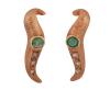 <span class='ref_item'>96 -</span> <span class="object_title">PENDIENTES EN ORO DE 18 KT. ESMARALDAS Y DIAMANTES</span>  <p><span class="technical_description">Pareja de pendientes realizados en oro de 18 kt. con diseños sinuoso adornado por esmeraldas en talla redonda y pequeños diamantes en talla brillante.<br/>Cierre: Presión</span><br>Peso: <span class="PESO_HCES1">3,40</span> <span class="PESOUMED_HCES1">gr.</span><br></p>