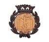 <span class='ref_item'>54 -</span> <span class="object_title">INSIGNIA DE SOLAPA O PIN EN ORO DE 14 KT Y PLATA DE LEY 900 MM</span>  <p><span class="technical_description">Insignia o pin de solapa realizado en oro de 14 kt y plata de ley 900 mm. Representa el emblema tradicional de la carrera de medicina. El centro en forma de circulo esta realizado en oro de 14Kt y muestra la vara de Esculapio ( serpiente enrollada) frente a un libro abierto o pergamino, lleva un bisel realizado en plata baja con forma de corona de laurel y en la parte superior una corona real. Medidas: 2,7 cm x 2 cm</span><br>Peso: <span class="PESO_HCES1">4,80</span> <span class="PESOUMED_HCES1">gr.</span><br></p>