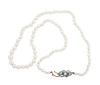 <span class='ref_item'>91 -</span> <span class="object_title">COLLAR DE PERLAS CULTIVADAS Y BROCHE EN ORO DE 14 KT</span>  <p><span class="technical_description">Collar corto compuesto por perlas cultivadas en color blanco dispuestas en degradé calibradas aprox ( 7,9 mm - 4,5 mm) . Broche realizado en oro de 14 kt, con vistas en blanco y adorno de perla pequeña central y piedras imitación, falta una de ellas .<br/>Cierre: Pestaña . Longitud: 50 cm</span><br>Peso: <span class="PESO_HCES1">20,70</span> <span class="PESOUMED_HCES1">gr.</span><br></p>