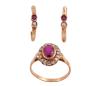 <span class='ref_item'>80 -</span> <span class="object_title">CONJUNTO DE SORTIJA Y PENDIENTES EN ORO DE 18 KT. DIAMANTES Y RUBIES SINTETICOS</span>  <p><span class="technical_description">Lote compuesto por conjunto de sortija y pareja de pendientes realizados en oro de 18 kt. la sortija con roseta de rubí sintético central rodeado por diamantes en talla antigua rosa y los pendientes también con adorno de rubí sintético y pequeños diamantes en talla antigua rosa. Medida sortija: 11. Cierre pendientes: Presión</span><br>Peso: <span class="PESO_HCES1">4,40</span> <span class="PESOUMED_HCES1">gr.</span><br></p>