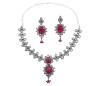 <span class='ref_item'>233 -</span> <span class="object_title">CONJUNTO DE GARGANTILLA Y PENDIENTES EN BRONCE Y METAL CON PIEDRAS DE COLOR ROJO Y BLANCO Y CADENA EN PLATA DE LEY 925</span>  <p><span class="technical_description">Conjunto de gargantilla y pareja de pendientes con diseño de rosetones alargados en bronce y metal, adornados por piedras imitación en rojo y en blanco. Gargantilla con cadena realizada en plata de ley 925 y cierre de mosquetón, longitud: 40 cm . Los pendientes largos de  6 cm y cierre de presión.</span><br>Peso: <span class="PESO_HCES1">84,30</span> <span class="PESOUMED_HCES1">gr.</span><br></p>