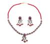<span class='ref_item'>67 -</span> <span class="description">CONJUNTO DE GARGANTILLA Y PENDIENTES EN BRONCE Y METAL CON RUBIES SINTETICOS Y PIEDRAS BLANCAS Y ROJAS</span>  <p><span class="description">Conjunto de gargantilla y pareja de pendientes en bronce y metal, adornados por tallas ovales de rubíes sintéticos y piedras blancas y rojas de imitación. Gargantilla con cierre mosquetón y longitud 40 cm. Pendientes largos de 4 cm y cierre de presión Peso: 38,90 gr.</span></p>