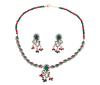 <span class='ref_item'>153 -</span> <span class="object_title">CONJUNTO DE GARGANTILLA Y PENDIENTES EN BRONCE Y METAL CON RUBIES SINTETICOS Y PIEDRAS VERDES. ROJAS Y BLANCAS.</span>  <p><span class="technical_description">Conjunto de gargantilla y pareja de pendientes en bronce y metal, de diseño clásico adornados por talla ovales de rubíes sintéticos y piedras verdes, rojas y blancas de imitación. La gargantilla con cierre de mosquetón y longitud: 40 cm. Los pendientes de 4 cm y cierre de presión</span><br>Peso: <span class="PESO_HCES1">38</span> <span class="PESOUMED_HCES1">gr.</span><br></p>