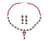 <span class='ref_item'>96 -</span> <span class="description">CONJUNTO DE GARGANTILLA Y PENDIENTES EN BRONCE Y METAL CON RUBIES SINTETICOS Y PIEDRAS BLANCAS Y ROJAS</span>  <p><span class="description">Conjunto de gargantilla y pendientes en bronce y metal, de diseño clásico, adornados por rubíes sintéticos en tallas ovales y piedras blancas y rojas de imitación. La gargantilla con cierre de mosquetón y longitud de 40 cm. Los pendientes de 3,5 cm y cierre de presión Peso: 33,20 gr.</span></p>