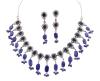 <span class='ref_item'>172 -</span> <span class="object_title">CONJUNTO DE GARGANTILLA Y PENDIENTES CON SODALITA Y PIEDRAS DE COLOR AZUL Y BLANCO,EN BRONCE Y METAL CON CADENA EN PLATA DE LEY 925 </span>  <p><span class="technical_description">Conjunto de gargantilla y pareja de pendientes realizados en bronce y metal, con diseño clásico de rosetas alargadas adornadas por talla aplanadas y redondas de sodalita y por piedras de color imitación azules y blancas. La gargantilla lleva cadena barbada en plata de ley 925 y cierre con  mosquetón. Longitud: 40 cm. Pendientes largos de longitud:6 cm y cierre de presión</span><br>Peso: <span class="PESO_HCES1">63</span> <span class="PESOUMED_HCES1">gr.</span><br></p>