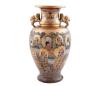 <span class='ref_item'>172 -</span> <span class="object_title">JARRÓN JAPONÉS EN PORCELANA SATSUMA.</span>   <p><span class="technical_description">Jarrón realizado en porcelana satsuma. Presenta una rica decoración en tonos dorados, representando escenas con personajes conocidos como los "inmortales" o "mil caras" caracterizado por numerosas figuras detalladas con expresiones faciales complejas. Se aprecian detalles en relieve y pintura a mano detallada. Cuenta con asas en forma de dragón o león. Sello en la base. Medidas: 31cm altura. REF: 3053020</span><br></p>
